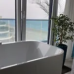 Luxury By White Titanicbreeze Lägenhet