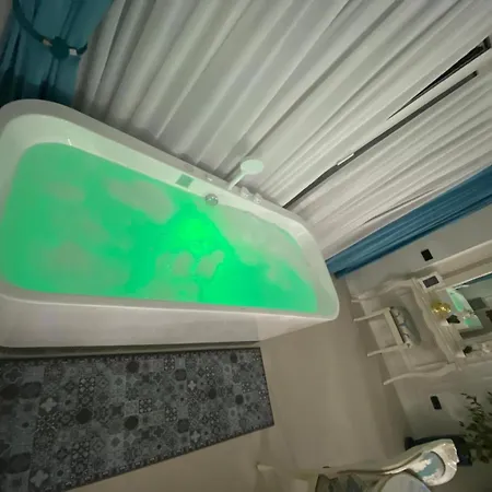 Luxury By White Titanicbreeze アパート