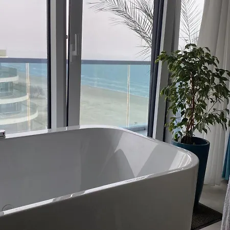 Luxury By White Titanicbreeze Apartment