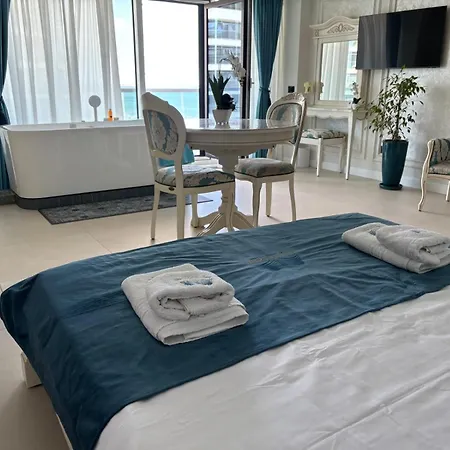 Luxury By White Titanicbreeze Apartment *