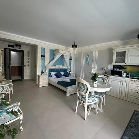 Luxury By White Titanicbreeze Apartment