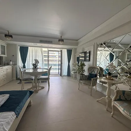 Luxury By White Titanicbreeze Apartment *